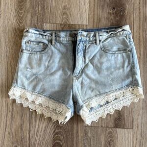 Free people light wash lace trim denim shorts festival Coachella size 28 women’s